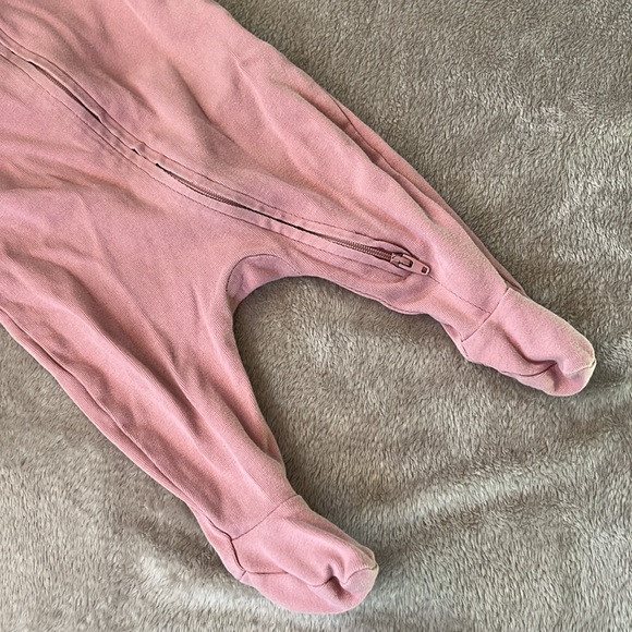 🩷2 for 10$🩷 Old Navy Baby Girl 2-Way Zip Sleeper, Size 0-3 Months - Picture 2 of 7